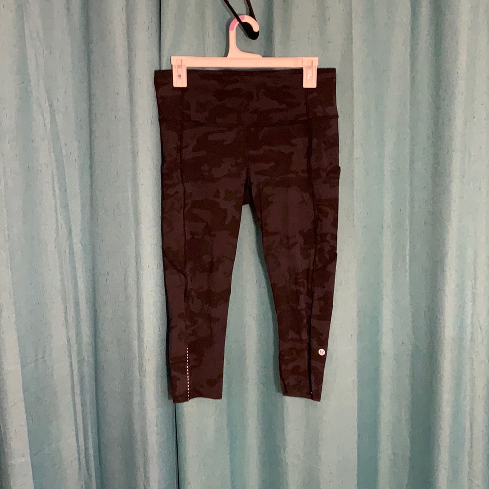 Lulu Lemon Crop Capri Leggings With Side Pockets size 10